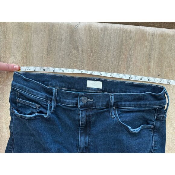 MOTHER The Weekender Fray in Chip on My Shoulder Dark Wash Size 32 Flare - Picture 7 of 11